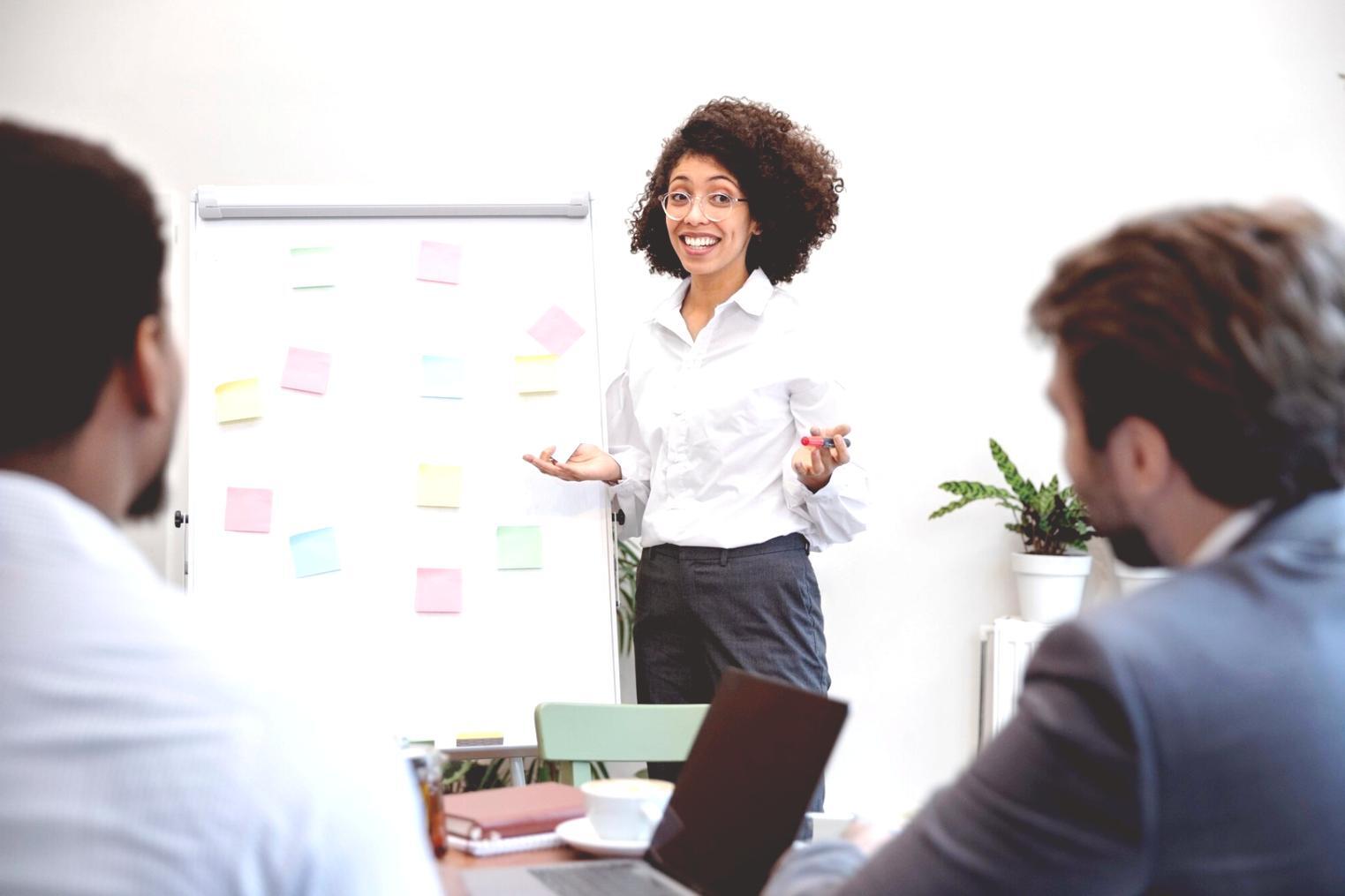 Équipe de PME analysant leurs options d'investissement