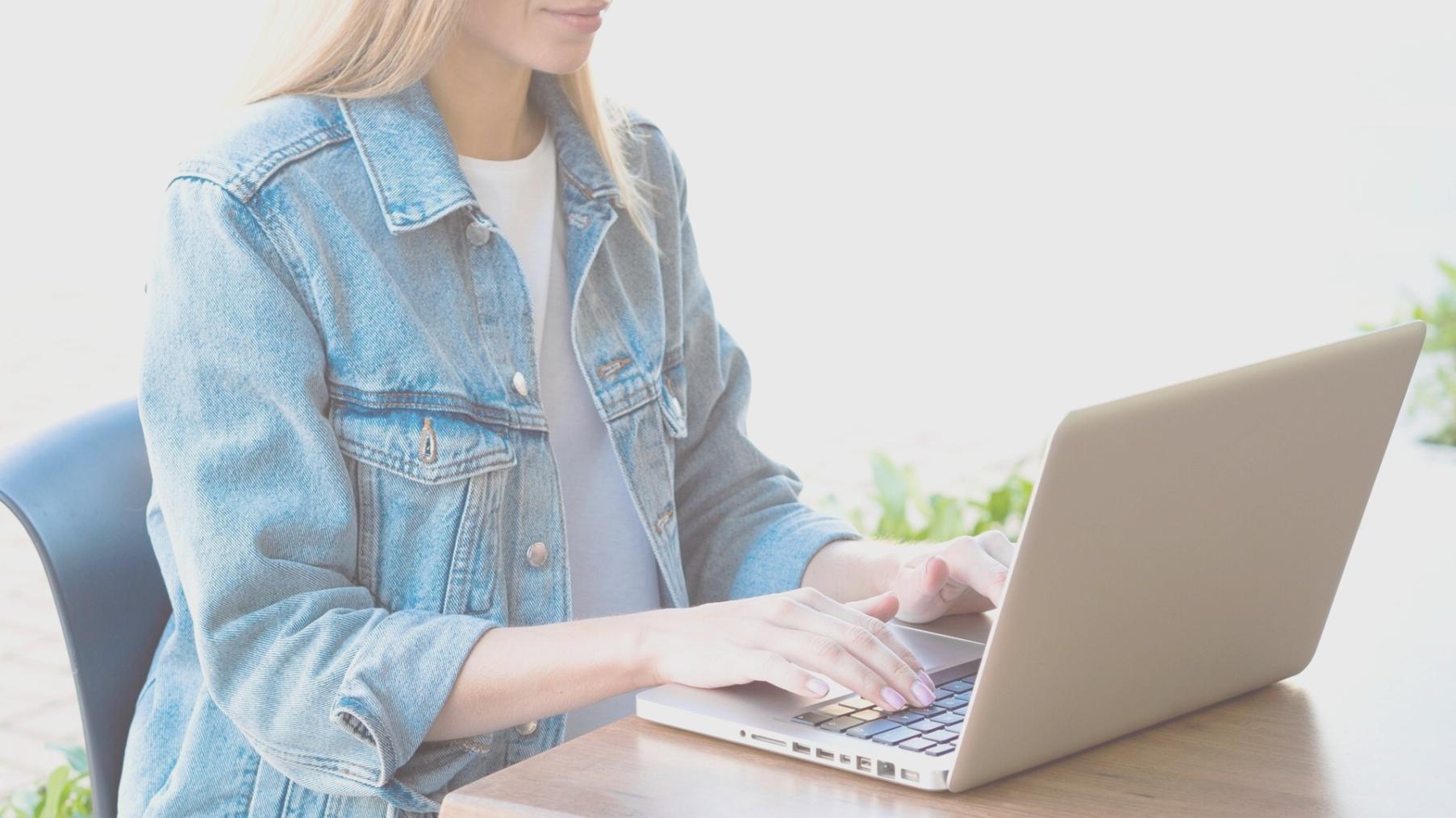 Groupe de participants en discussion autour d'une table lors d'un atelier financier