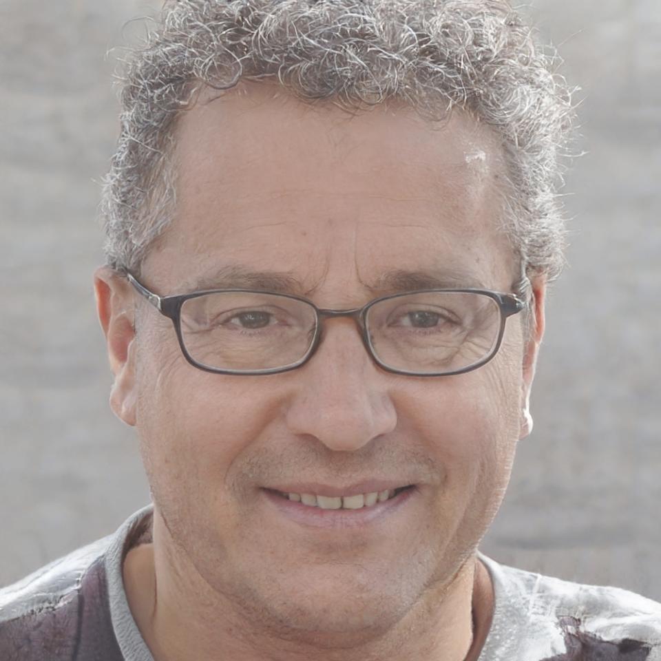 Portrait de Édouard Beaumont, dirigeant d'entreprise satisfait