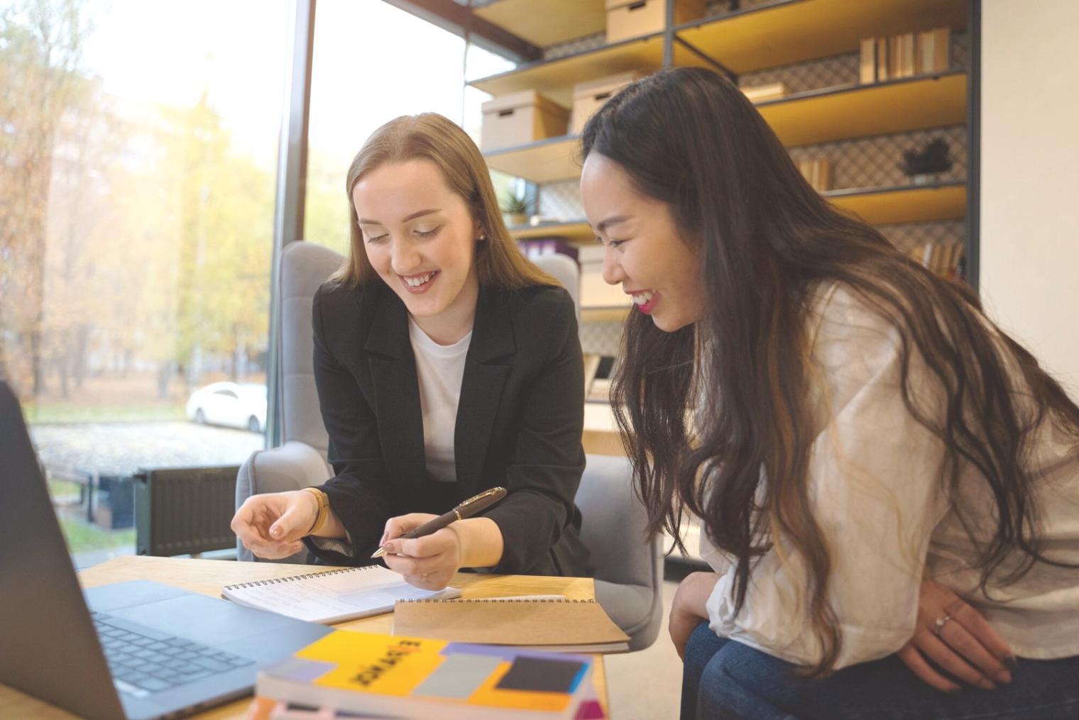 Consultation financière personnalisée dans un environnement professionnel moderne