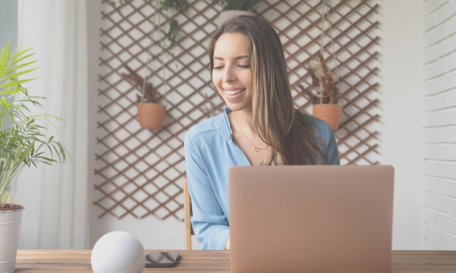 Équipe de conseillers financiers travaillant ensemble sur des stratégies de gestion budgétaire